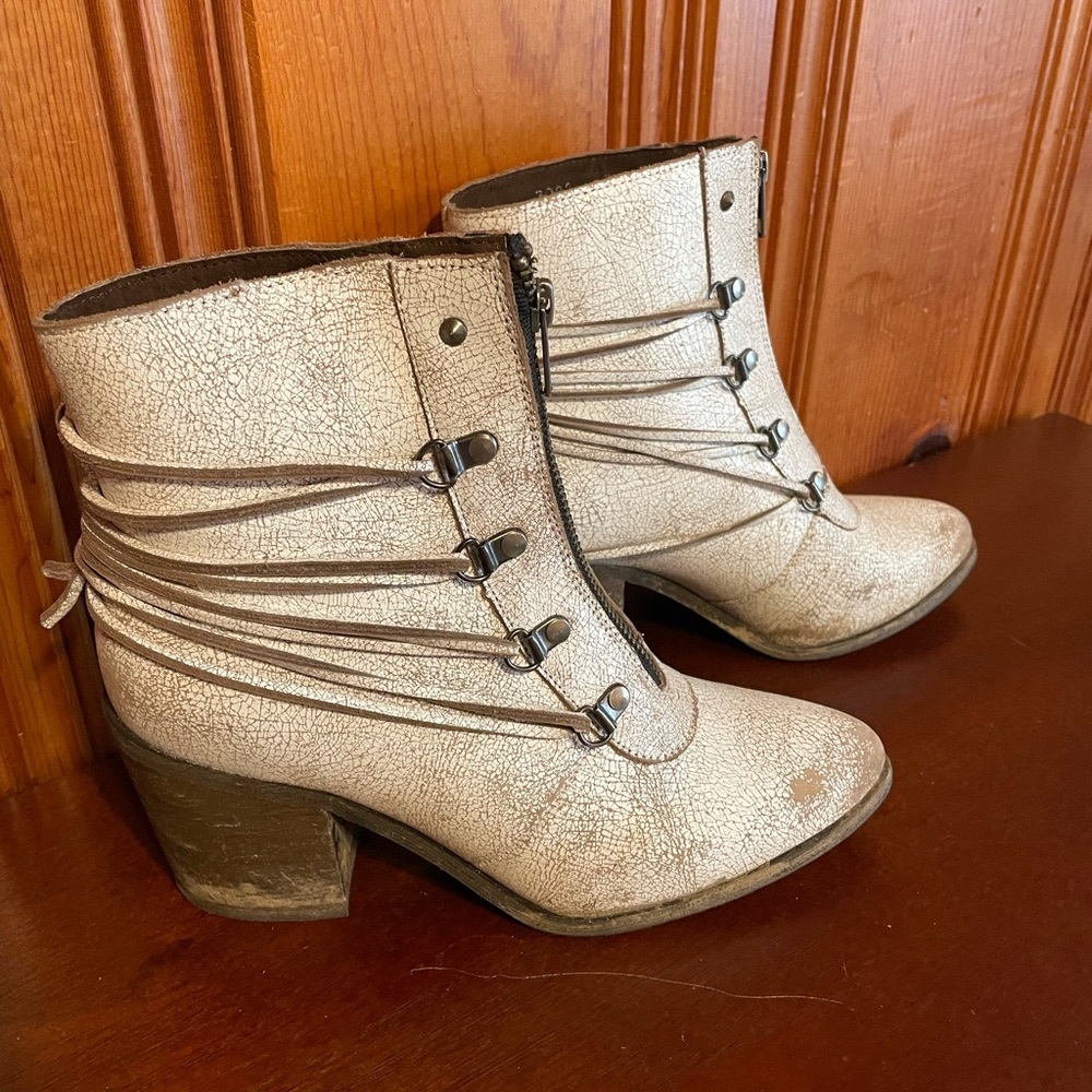 Sbicca peacekeeper dusty white boots
